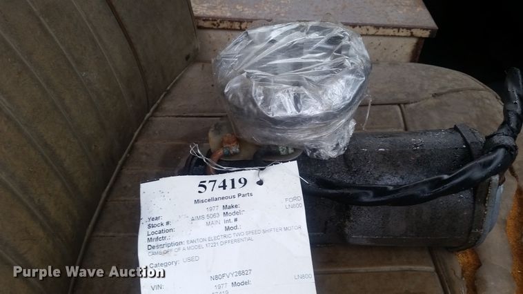 image for item FD9281 1973 International 1700 digger derrick truck