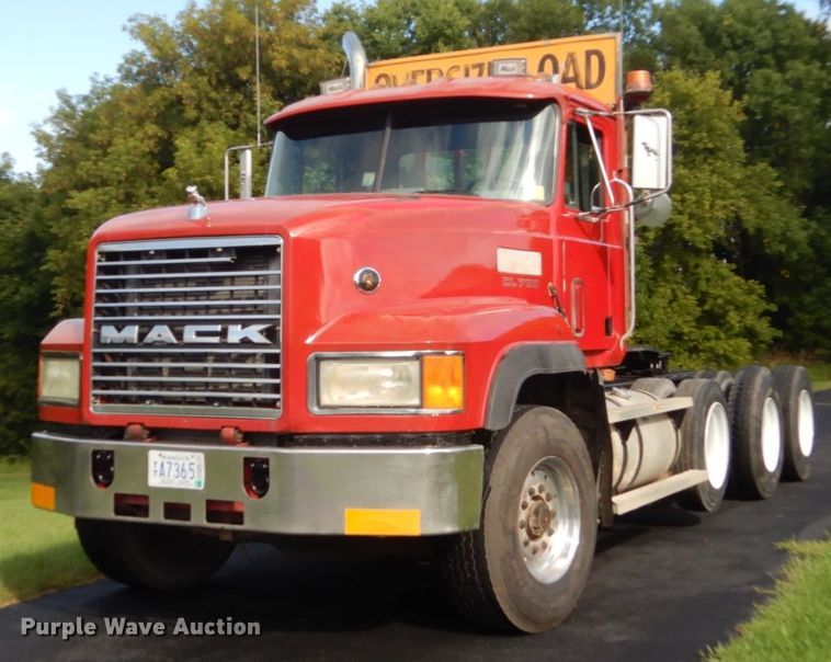 image for item FU9503 1996 Mack CL713 semi truck