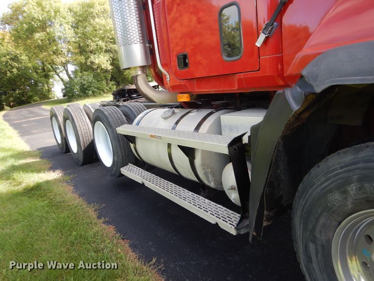 image for item FU9503 1996 Mack CL713 semi truck