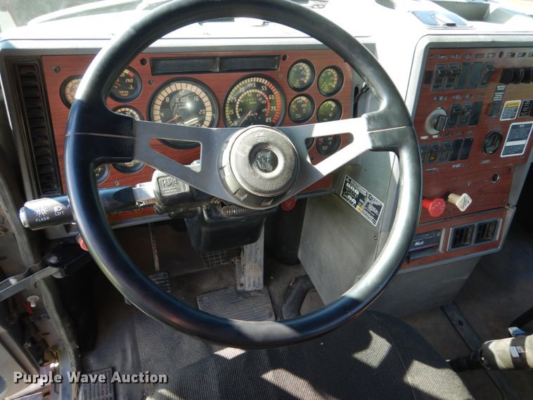 image for item FU9503 1996 Mack CL713 semi truck