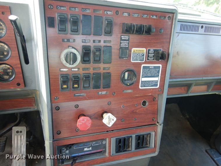 image for item FU9503 1996 Mack CL713 semi truck