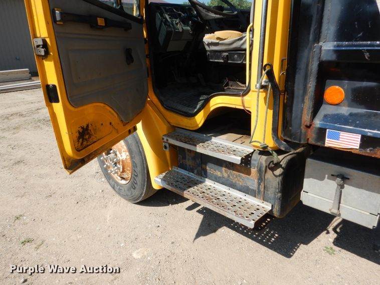 image for item FU9522 2000 Freightliner FL70 dump truck