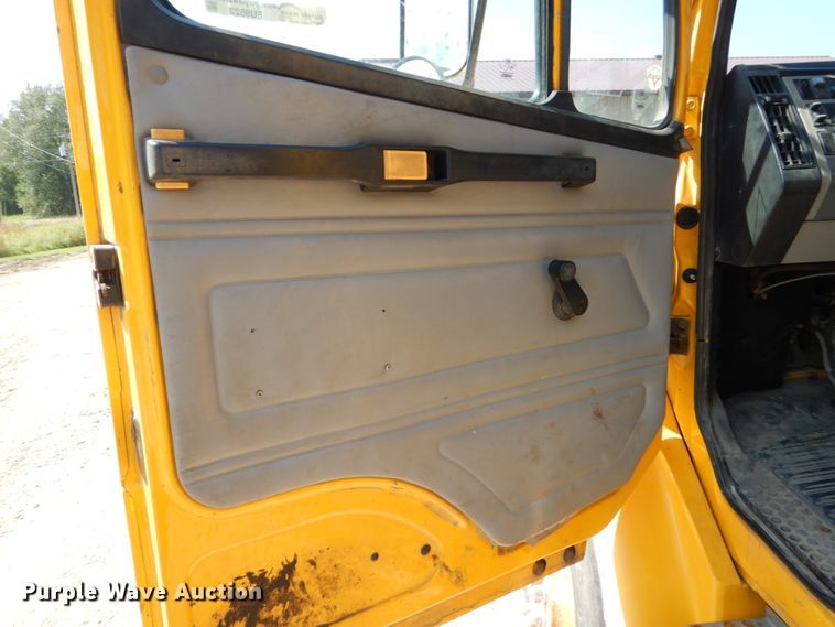 image for item FU9522 2000 Freightliner FL70 dump truck