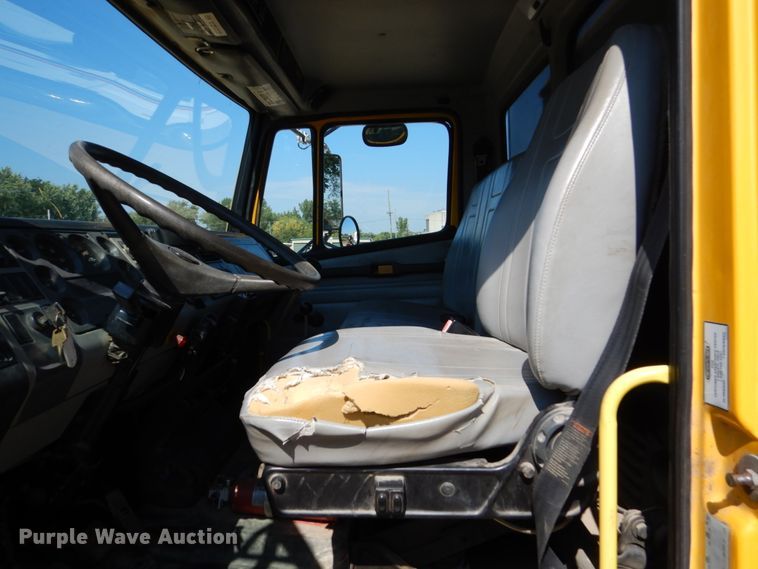 image for item FU9522 2000 Freightliner FL70 dump truck