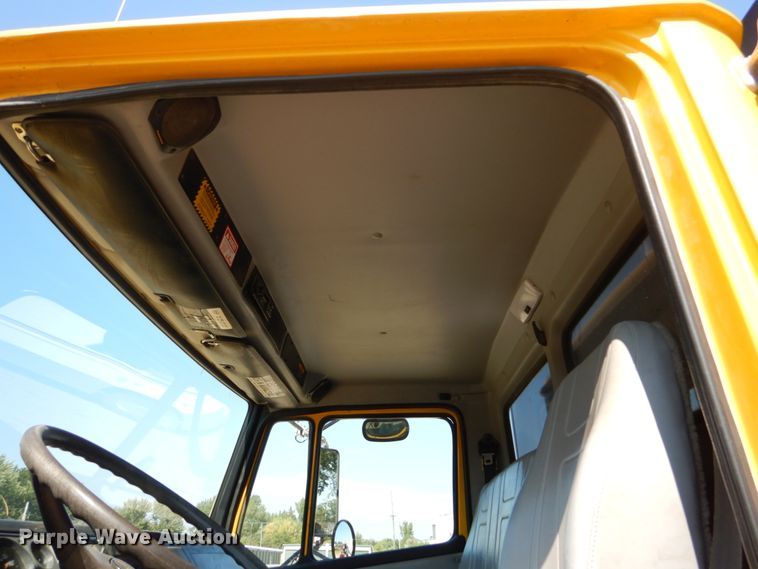 image for item FU9522 2000 Freightliner FL70 dump truck