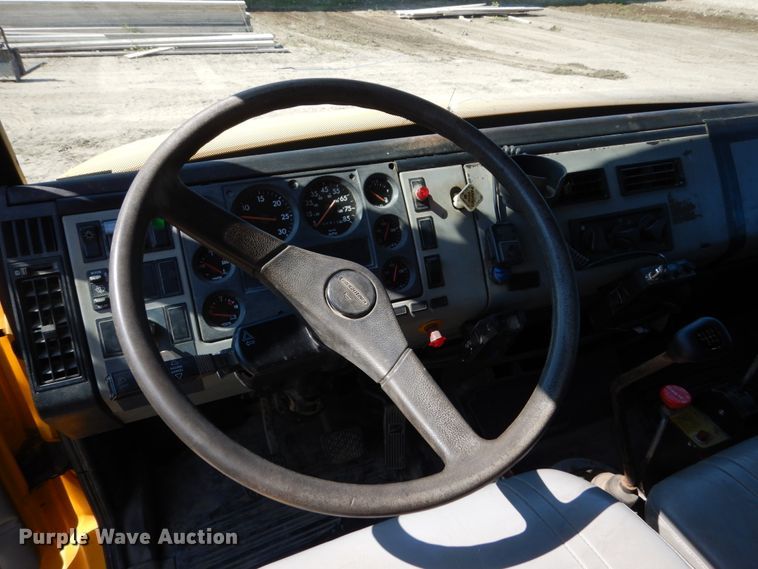 image for item FU9522 2000 Freightliner FL70 dump truck