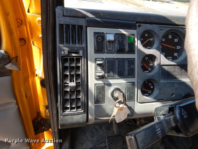image for item FU9522 2000 Freightliner FL70 dump truck