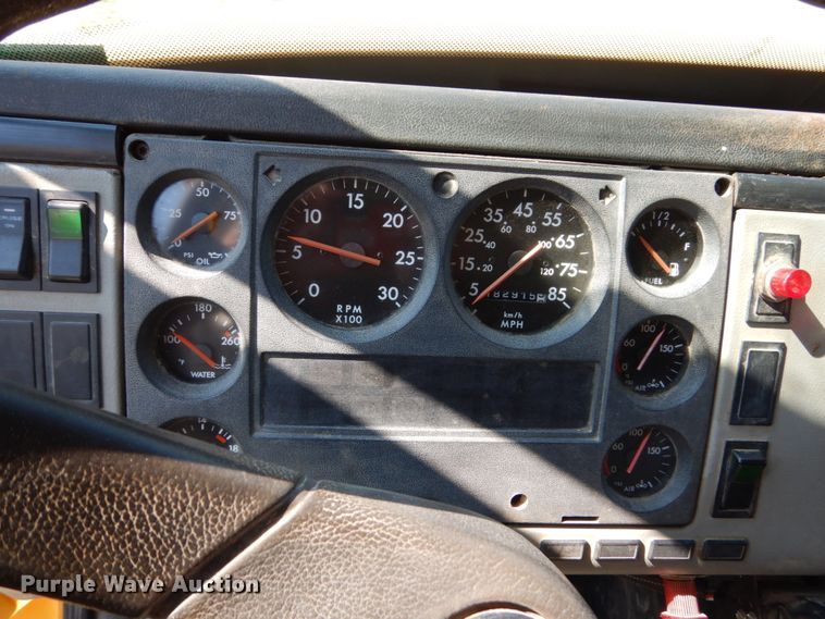 image for item FU9522 2000 Freightliner FL70 dump truck