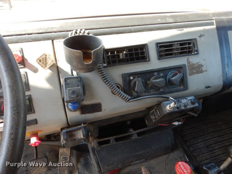 image for item FU9522 2000 Freightliner FL70 dump truck