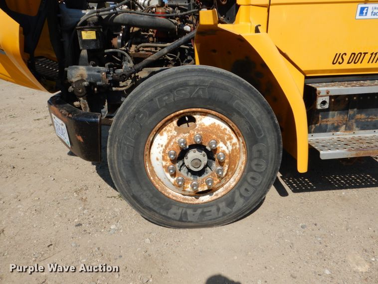 image for item FU9522 2000 Freightliner FL70 dump truck