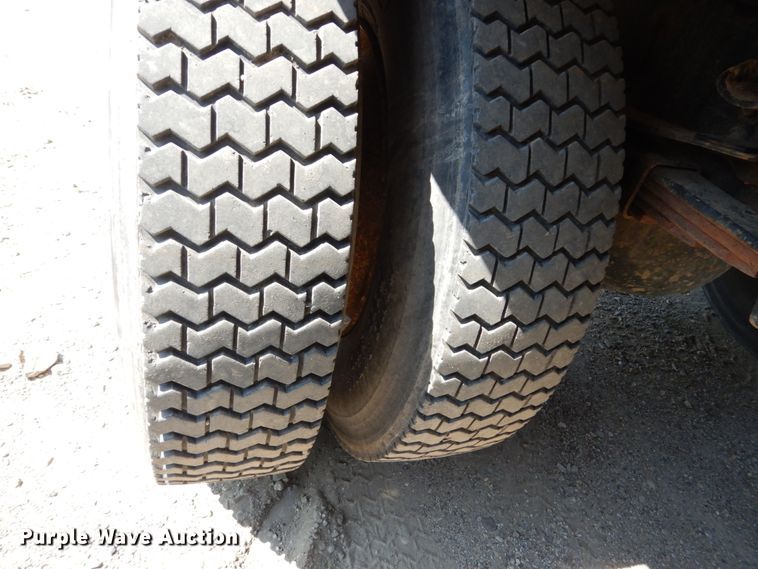 image for item FU9522 2000 Freightliner FL70 dump truck