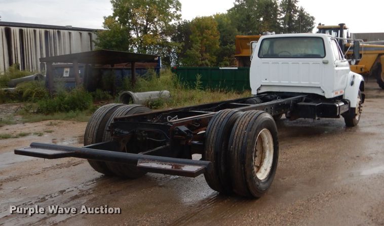 image for item FU9531 1998 Ford F800 truck cab and chassis