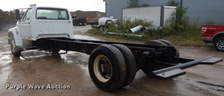 image for item FU9531 1998 Ford F800 truck cab and chassis
