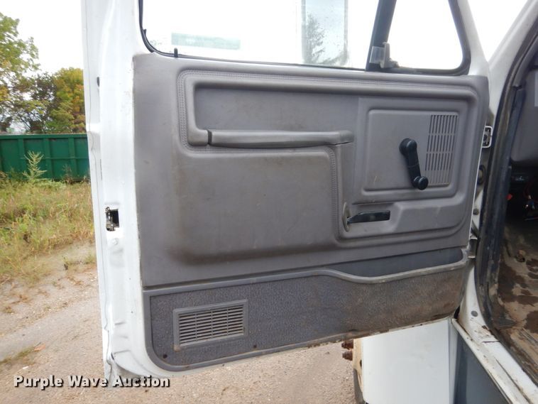 image for item FU9531 1998 Ford F800 truck cab and chassis
