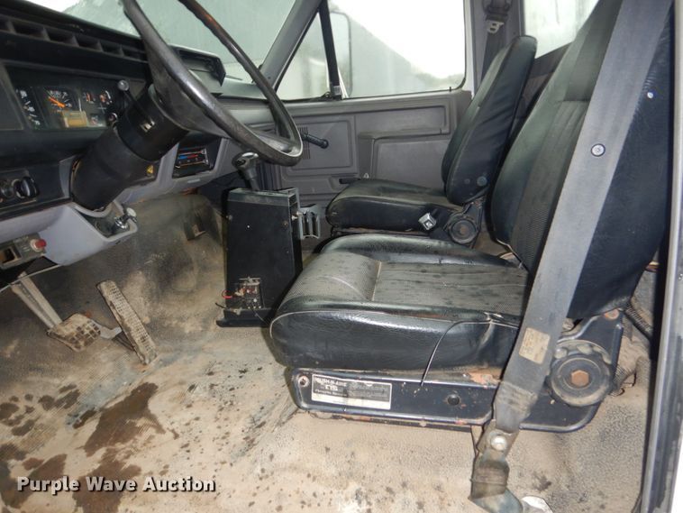 image for item FU9531 1998 Ford F800 truck cab and chassis