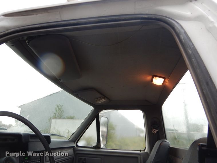 image for item FU9531 1998 Ford F800 truck cab and chassis