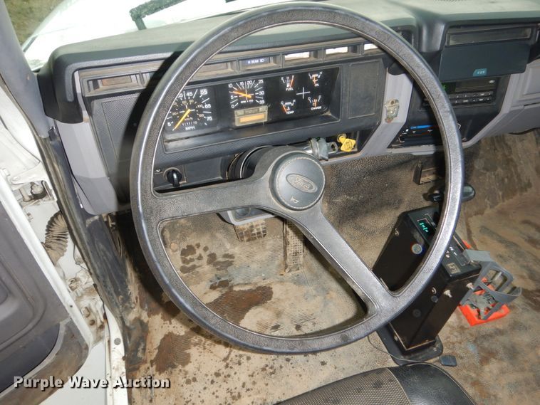 image for item FU9531 1998 Ford F800 truck cab and chassis