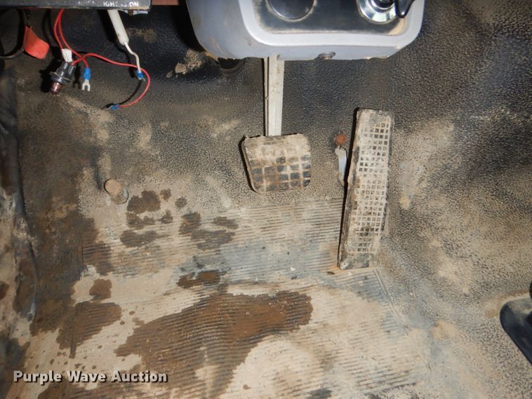 image for item FU9531 1998 Ford F800 truck cab and chassis