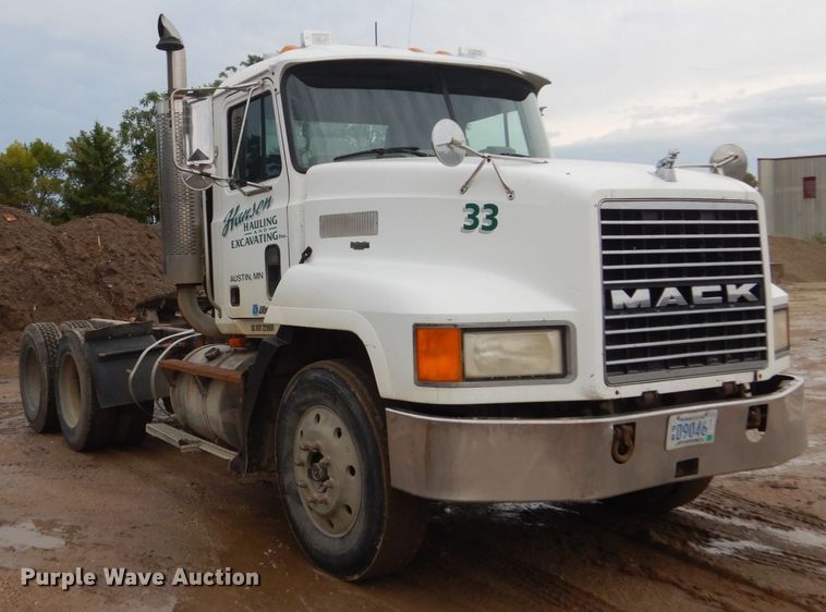 image for item FU9533 2000 Mack CH semi truck