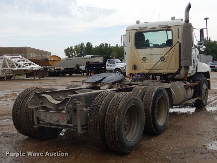 image for item FU9533 2000 Mack CH semi truck