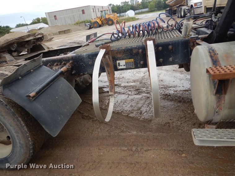 image for item FU9533 2000 Mack CH semi truck