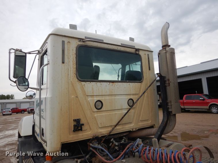 image for item FU9533 2000 Mack CH semi truck