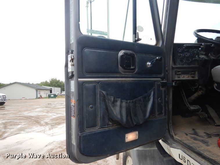 image for item FU9533 2000 Mack CH semi truck