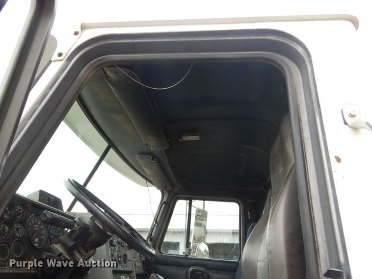 image for item FU9533 2000 Mack CH semi truck