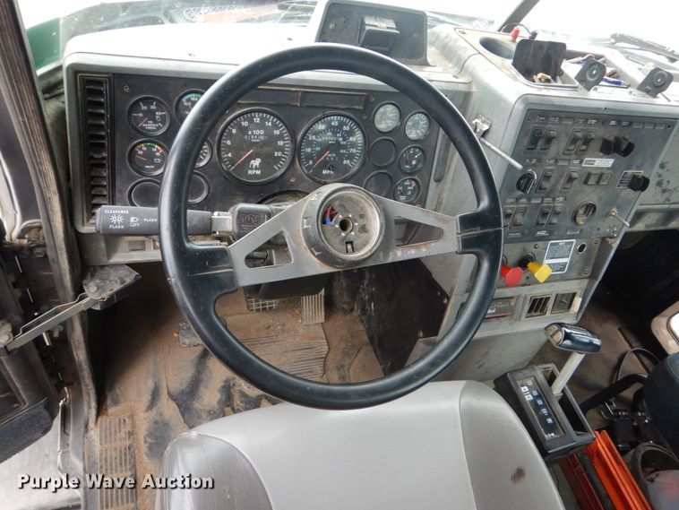 image for item FU9533 2000 Mack CH semi truck