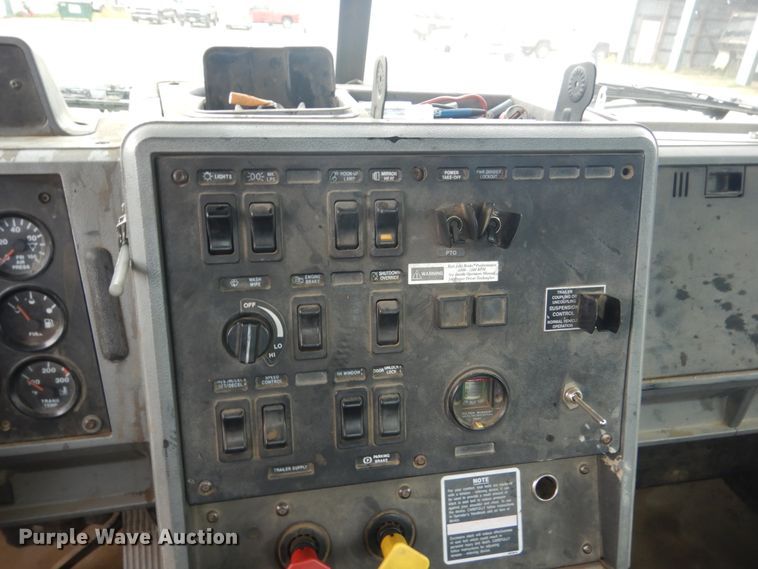 image for item FU9533 2000 Mack CH semi truck