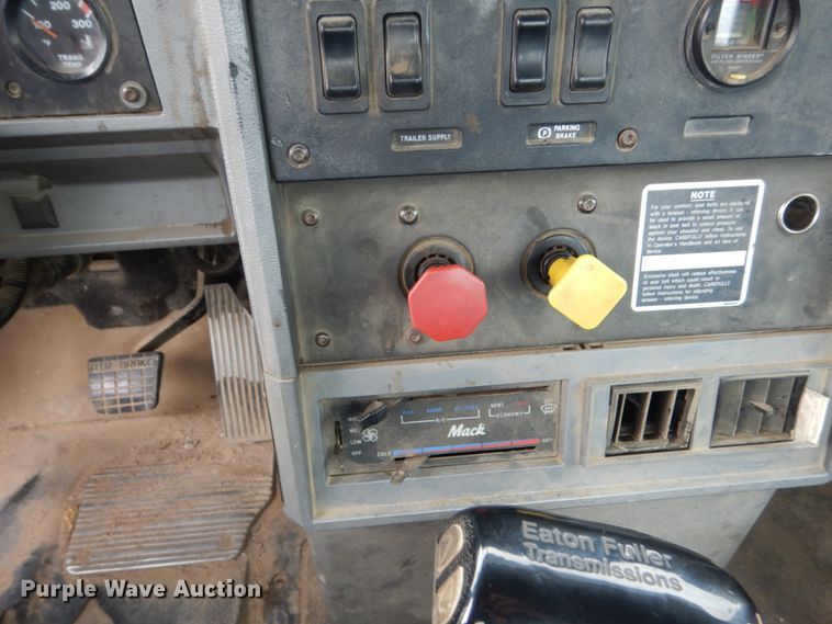 image for item FU9533 2000 Mack CH semi truck