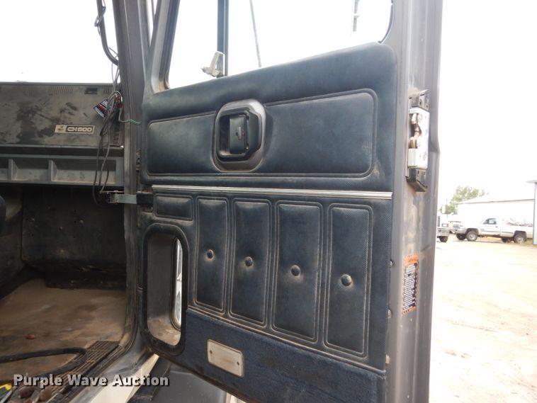 image for item FU9533 2000 Mack CH semi truck