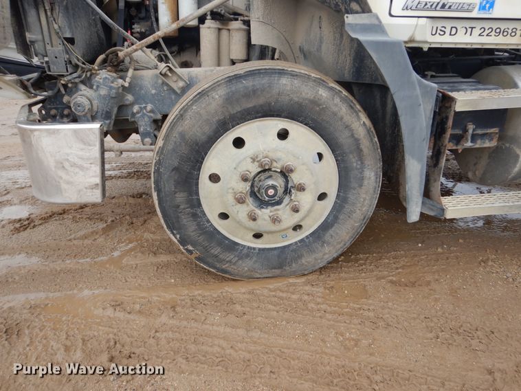 image for item FU9533 2000 Mack CH semi truck