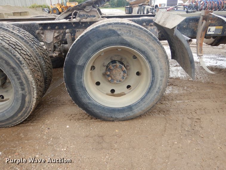 image for item FU9533 2000 Mack CH semi truck