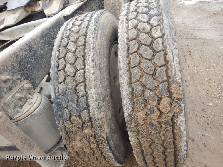 image for item FU9533 2000 Mack CH semi truck