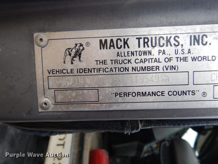 image for item FU9533 2000 Mack CH semi truck