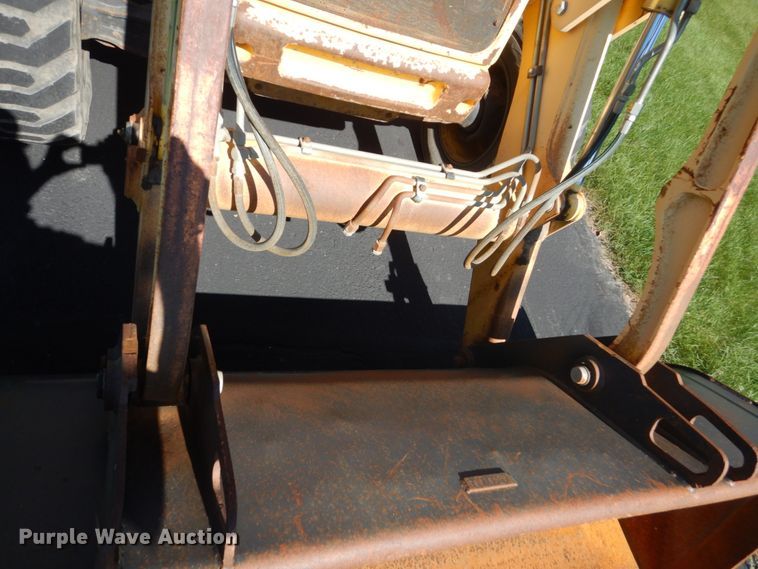 image for item FU9555 2003 New Holland LV80 landscape tractor