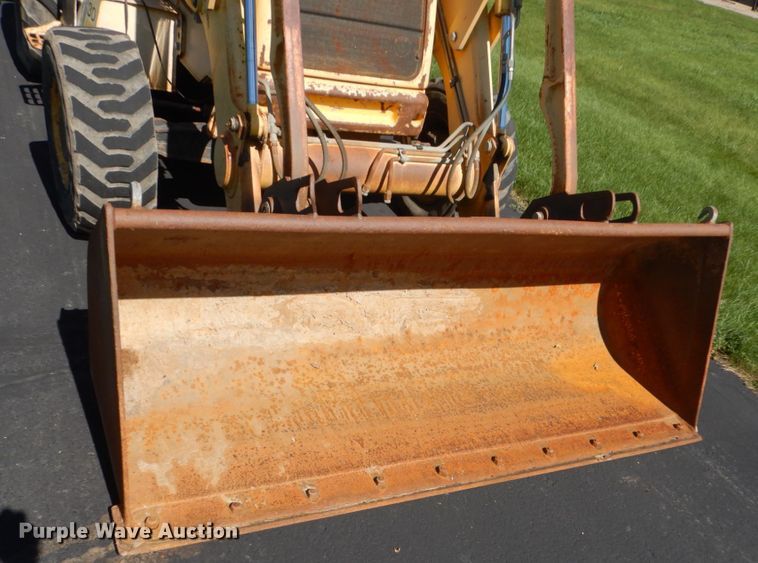 image for item FU9555 2003 New Holland LV80 landscape tractor