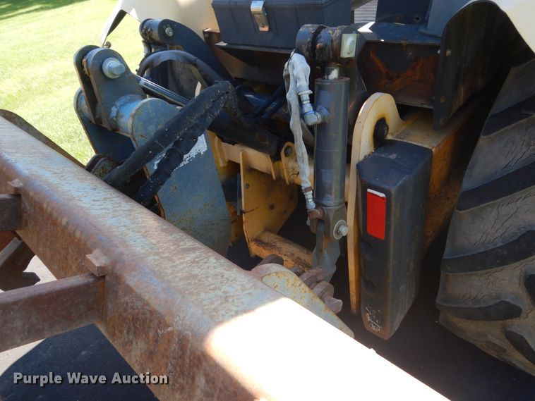 image for item FU9555 2003 New Holland LV80 landscape tractor