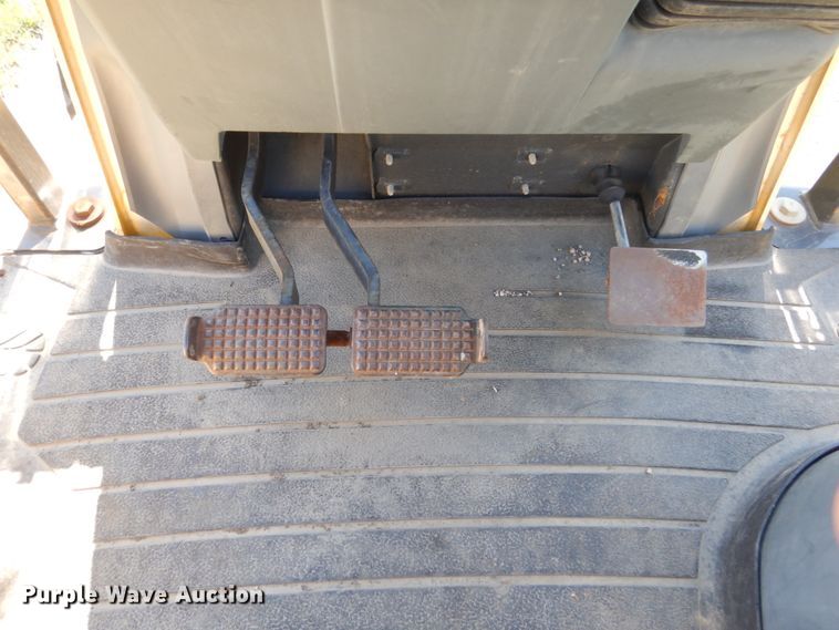 image for item FU9555 2003 New Holland LV80 landscape tractor