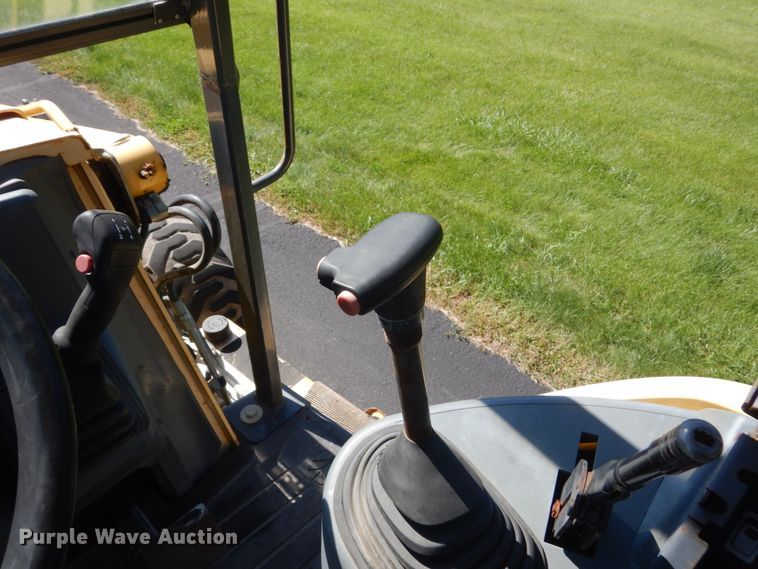 image for item FU9555 2003 New Holland LV80 landscape tractor