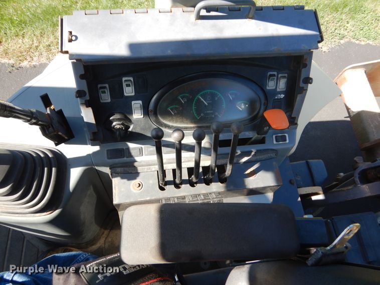 image for item FU9555 2003 New Holland LV80 landscape tractor