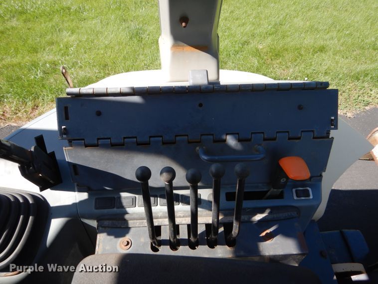 image for item FU9555 2003 New Holland LV80 landscape tractor