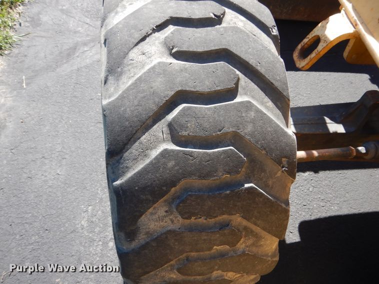 image for item FU9555 2003 New Holland LV80 landscape tractor