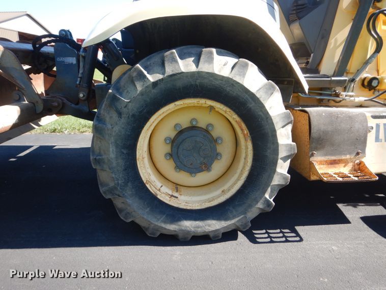 image for item FU9555 2003 New Holland LV80 landscape tractor