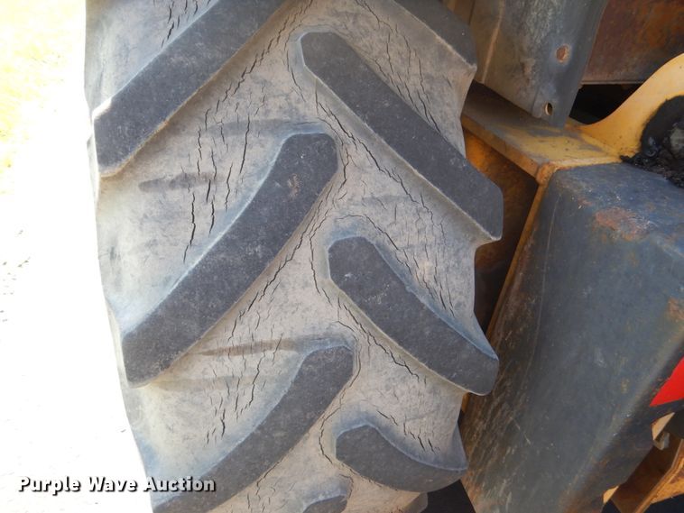 image for item FU9555 2003 New Holland LV80 landscape tractor