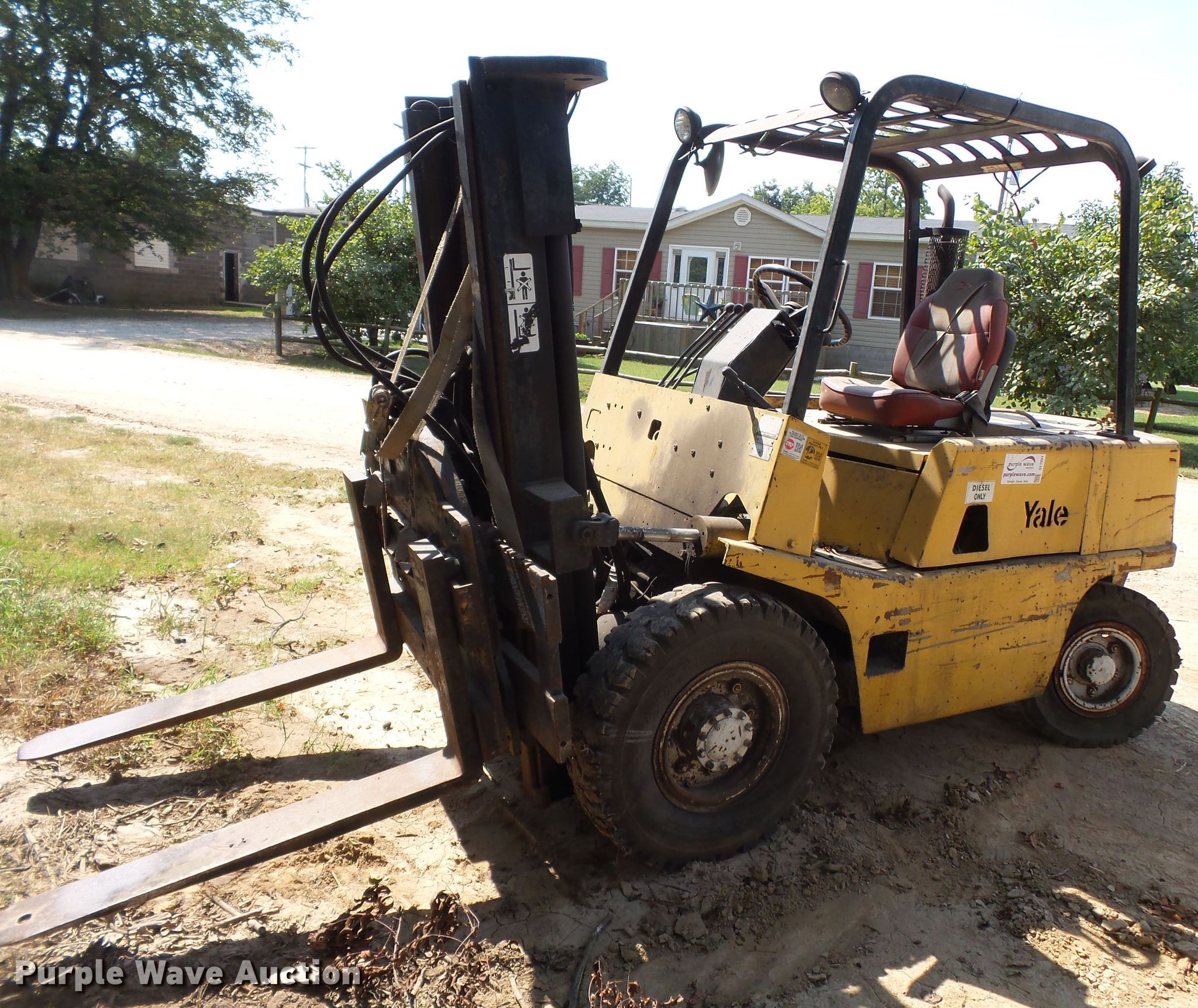 1975 Yale forklift in Malden, MO Item DE7991 sold Purple Wave
