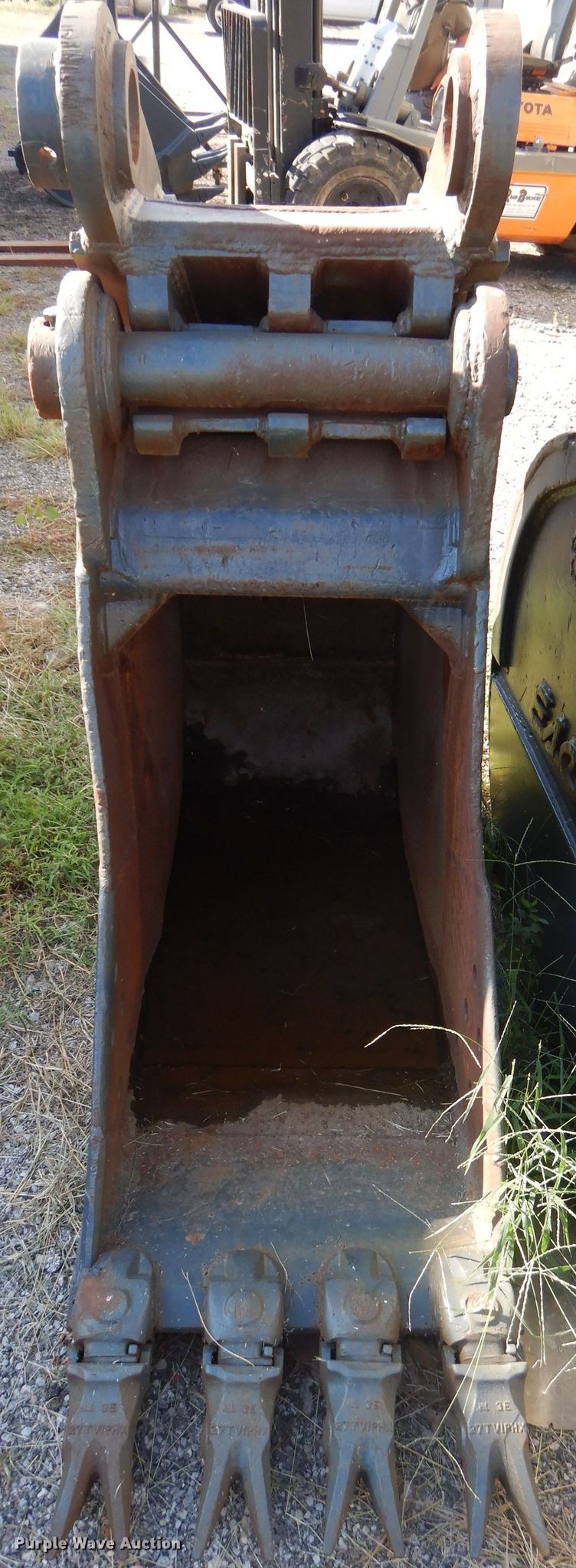 Central Fabricators Inc. 24"W excavator bucket in Kansas City, KS Item DI9069 sold Purple Wave