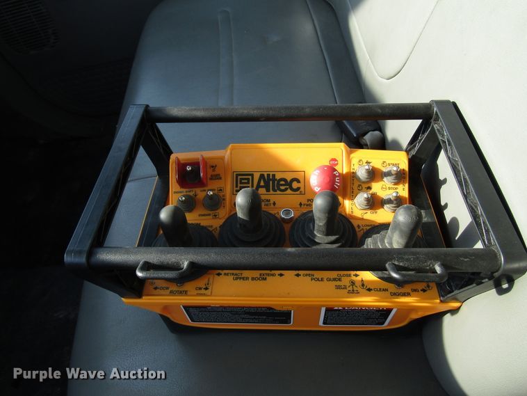 image for item DE2396 2008 Ford F750 Super Duty digger derrick truck