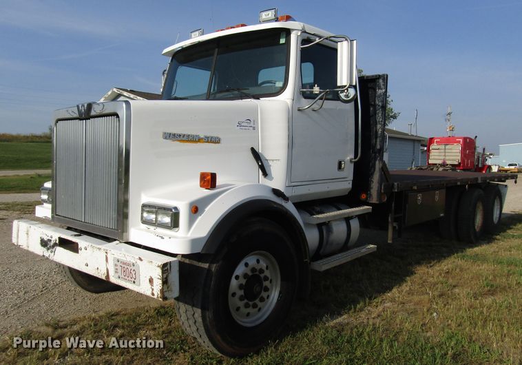 image for item DE2397 2000 Western Star 4864FX flatbed truck